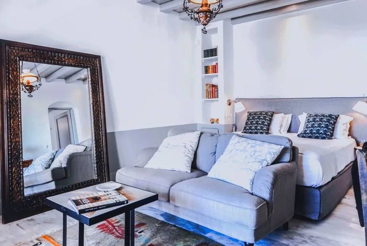 Villa Megalo — suite with sofa area