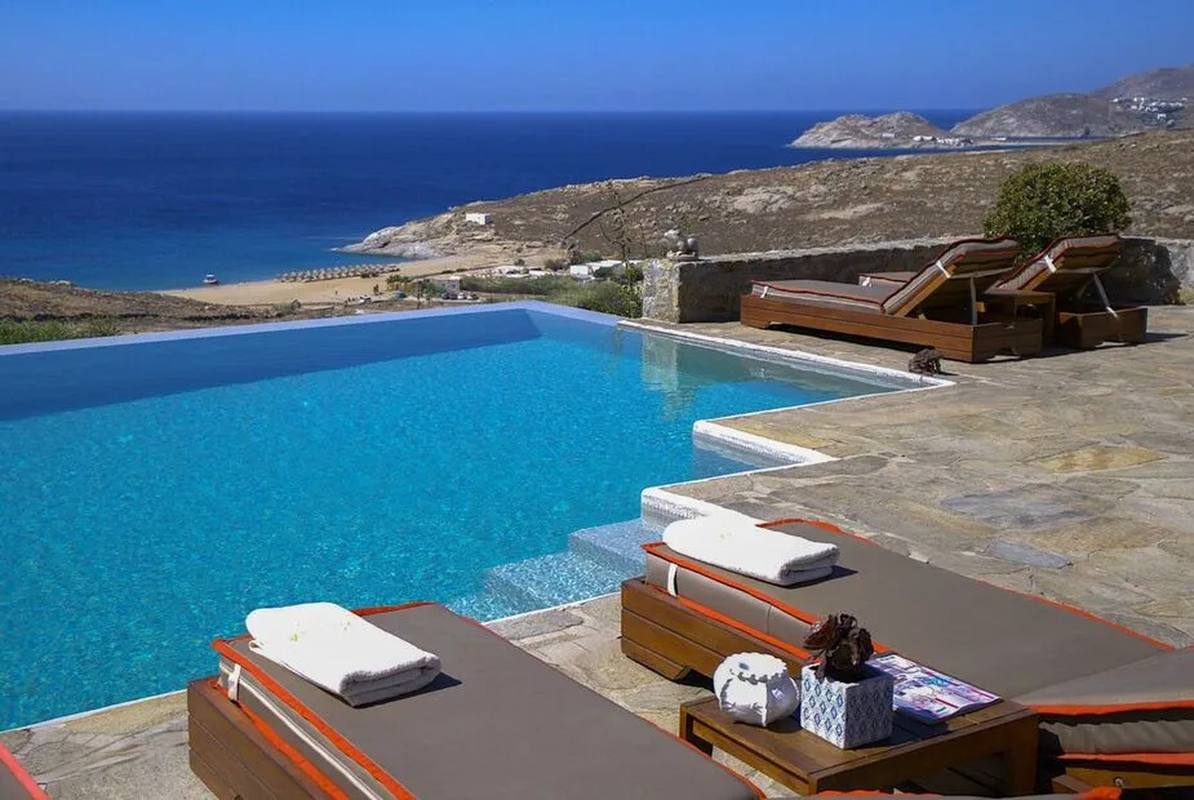 Villa Megalo — infinity pool and beach
